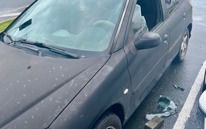 Carro atingiu muro de casa (Foto: Divulgação GM)