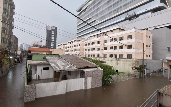 Ruas de vários bairros alagaram em Itajaí e BC