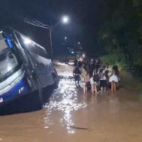 Ônibus com 30 passageiros bate em ribanceira na Itaipava