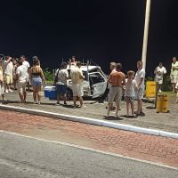 Uno é destruído após bater em poste da beira-mar em pleno réveillon