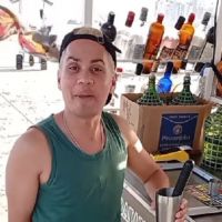 Garçom influencer bate recorde no Insta ao filmar túmulo de Beto Carrero