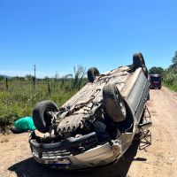 Motorista capota carro em estrada de Ilhota