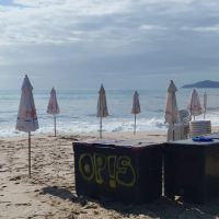 Quatro comércios são multados por “barraquinhas” na areia da Brava