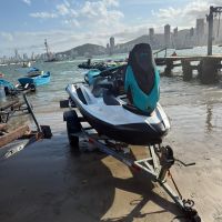 Casal sem habilitação faz manobras perigosas de jet ski