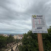 Aluguel de guarda-sol vira confusão na Brava