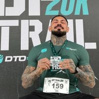 Colete salva-vidas de Jhon é achado perto do costão