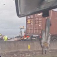 Caroneiro de moto morre em acidente com caminhão em Itajaí