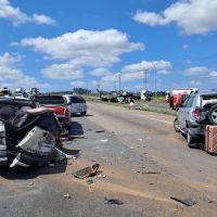 Carreta com bobina de aço se envolve em engavetamento na BR 101