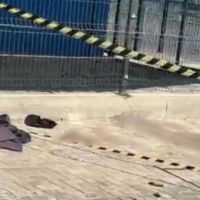 Vítima é esfaqueada em frente de escola municipal