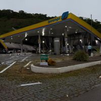 Temporal derruba cobertura de posto de gasolina