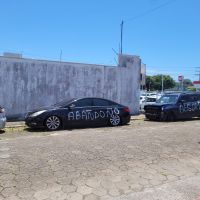 Carros abandonados causam problemas para moradores
