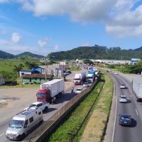 Duas pessoas são encaminhadas ao Ruth Cardoso após acidente de moto em Porto Belo