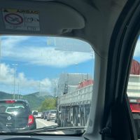 Rua Deputado Evaristo Francisco Canziani, em direção à praia, está congestionada em Itajaí