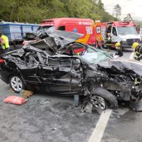 Acidente grave fere crianças e caminhoneiro; mulher fica presa às ferragens