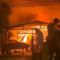 Incêndio destrói dois carros em borracharia de Itajaí