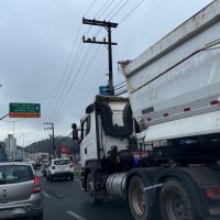 BR 101 tem os dois trechos congestionados em Itajaí