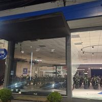 Quadrilha invade concessionária e rouba 12 motos