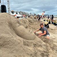 Festival de esculturas de areia transforma praia em galeria a céu aberto