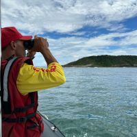 Homem sobrevive agarrado a porta de geladeira após barco virar