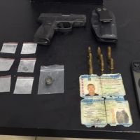 Policial em surto invade apartamento e mantém quatro pessoas como reféns