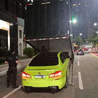 BMW “roncando” chama atenção na Atlântica e acaba guinchada por dívida