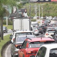 Avenidas que ligam Itajaí e Balneário Camboriú estão travadas