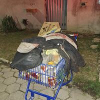 Briga em frente a bar deixa morador de rua ferido na garganta