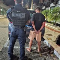 Bandido usa faca para roubar patinete elétrico