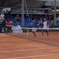 Tenistas são liberados da cadeia com tornozeleira eletrônica