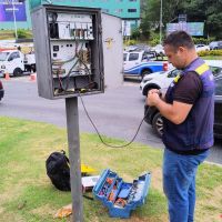 Câmera inteligente é instalada na avenida das Flores para controlar o tráfego