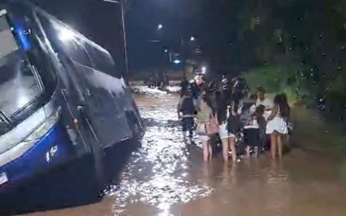 Veículo ficou de ladinho, mas ninguém se feriu com gravidade