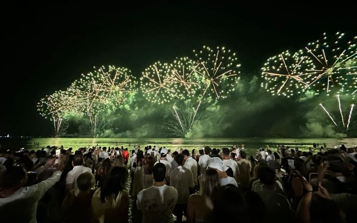 Show de fogos durou 15 minutos com espetáculo sincronizado e acessível