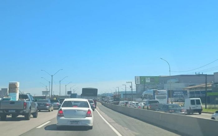Sábado começa com trânsito intenso na BR 101
