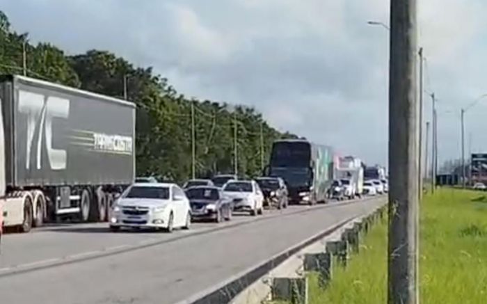 BR 101 tem congestionamento de Palhoça a Barra Velha