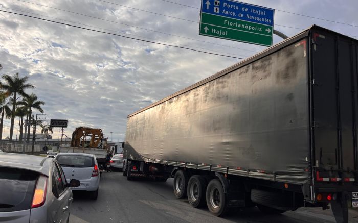 Congestionamento intenso na BR 101 entre Balneário Camboriú e Itajaí