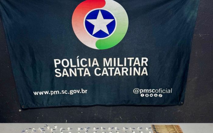 Mais de 176 petecas de cocaína e mil reais foram apreendidos pela Polícia Militar neste domingo (Foto: Divulgação BPMI)