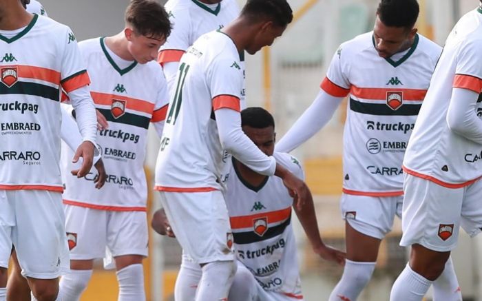 Cambura fez dois meses de pré-temporada, com duas semanas em Portugal (Foto: Divulgação/Camboriú)