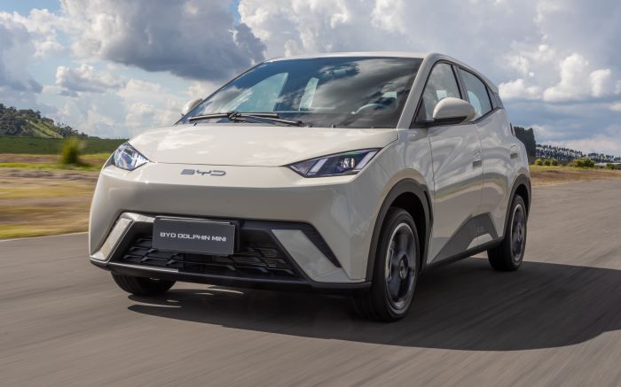 BYD Dolphin Mini se espalha pelas ruas do país e confirma o avanço dos elétricos chineses no Brasil (Foto: Divulgação)