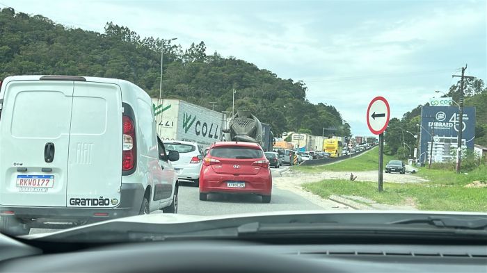 BR 101 tem lentidão nos dois sentidos em Itajaí