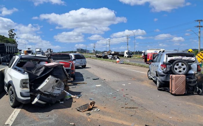 Acidente interditou marginal e deixou três pessoas feridas