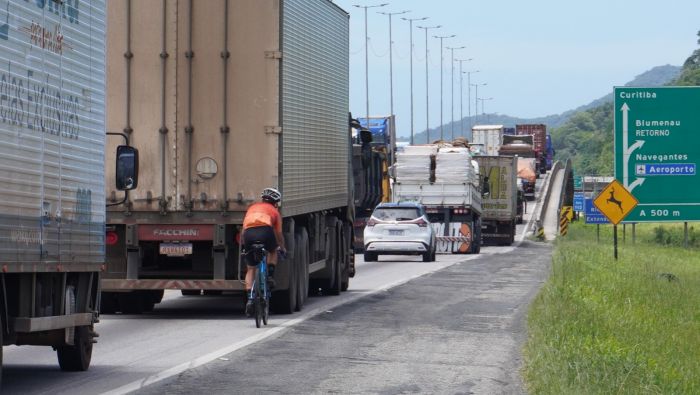 BR 101 entre Itajaí e Penha tem até 24 minutos de lentidão e