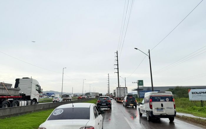 Acidente entre dois carros, sem vítimas, ajudou a piorar a tranqueira na pista sul