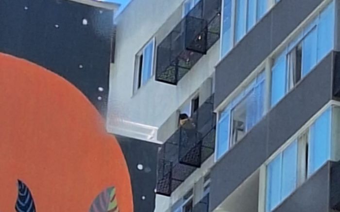 Homem arremessou cadeira de um apê próximo ao Atlântico Shopping