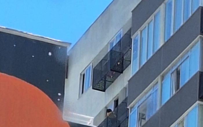 Argentino foi contido por forças de segurança; prédio fica na avenida Atlântica (Foto: Leitor)