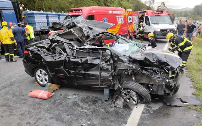 Motorista bateu em caminhão parado