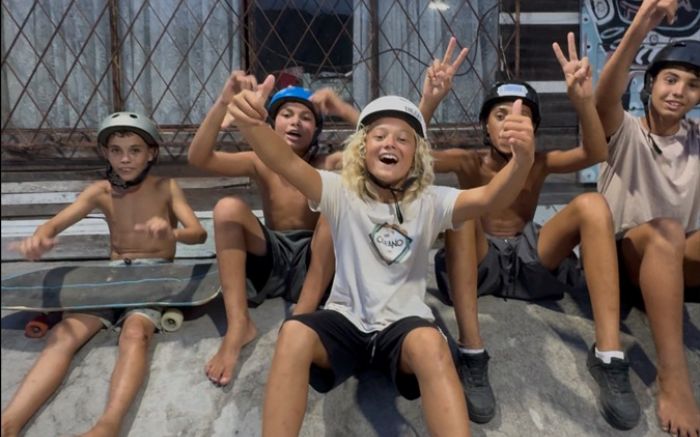 Grupo de cinco garotos salvou criança e adolescente de afogamento enquanto surfava