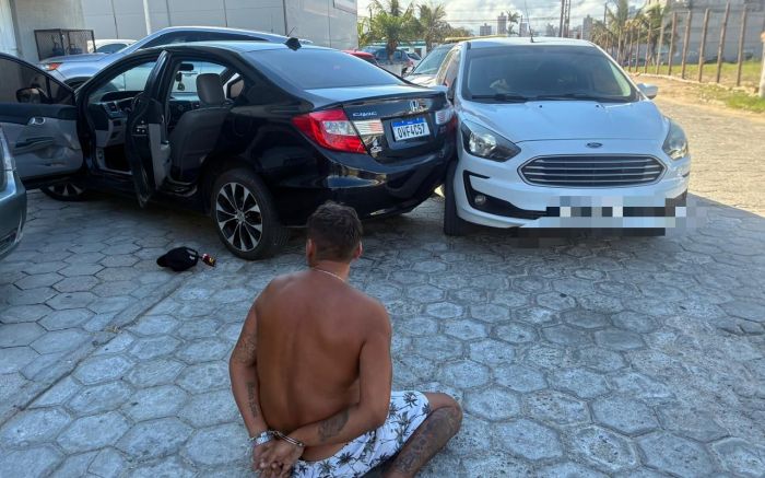 Cara tentou fugir, bateu em viatura e foi flagrado com drogas e dinheiro