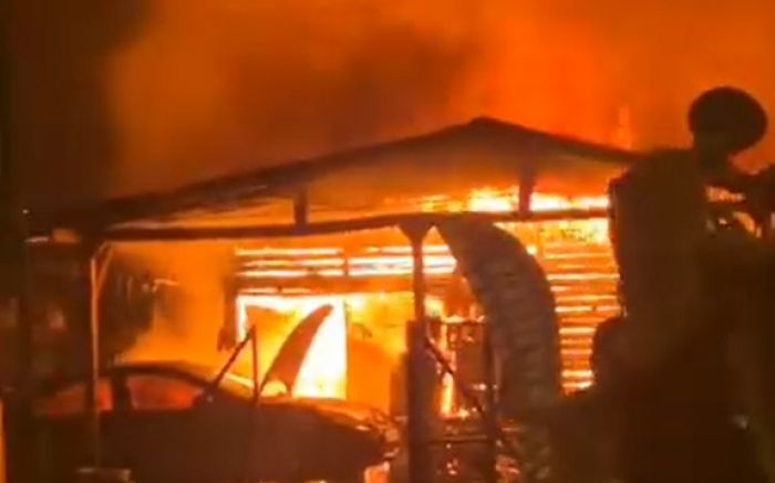 Fogo foi na madrugada deste domingo e atingiu também a parede de uma casa vizinha