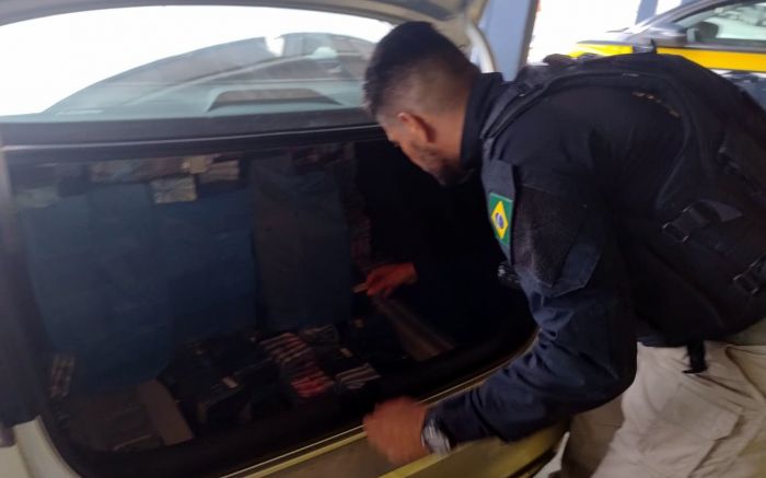 Policiais encontraram produtos proibidos dentro do carro (Foto: PRF)