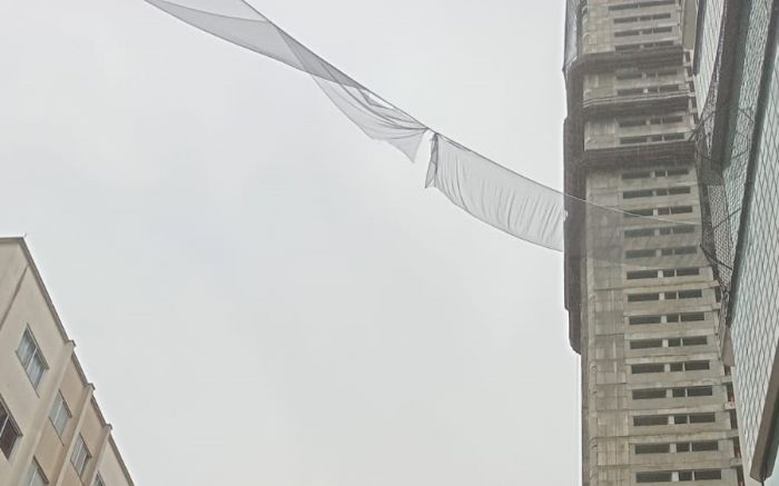 Celesc informou que quedas de materiais de obras afetaram rede elétrica (Foto: Divulgação/Celesc)